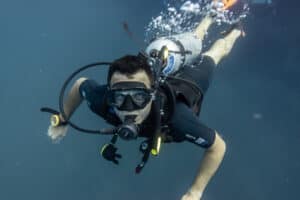 Diving with contact lenses