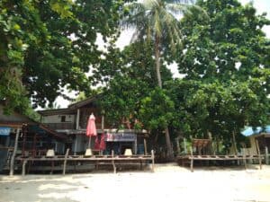 A diving school located on the beach at Koh Tao, why choose Mojo Divers?